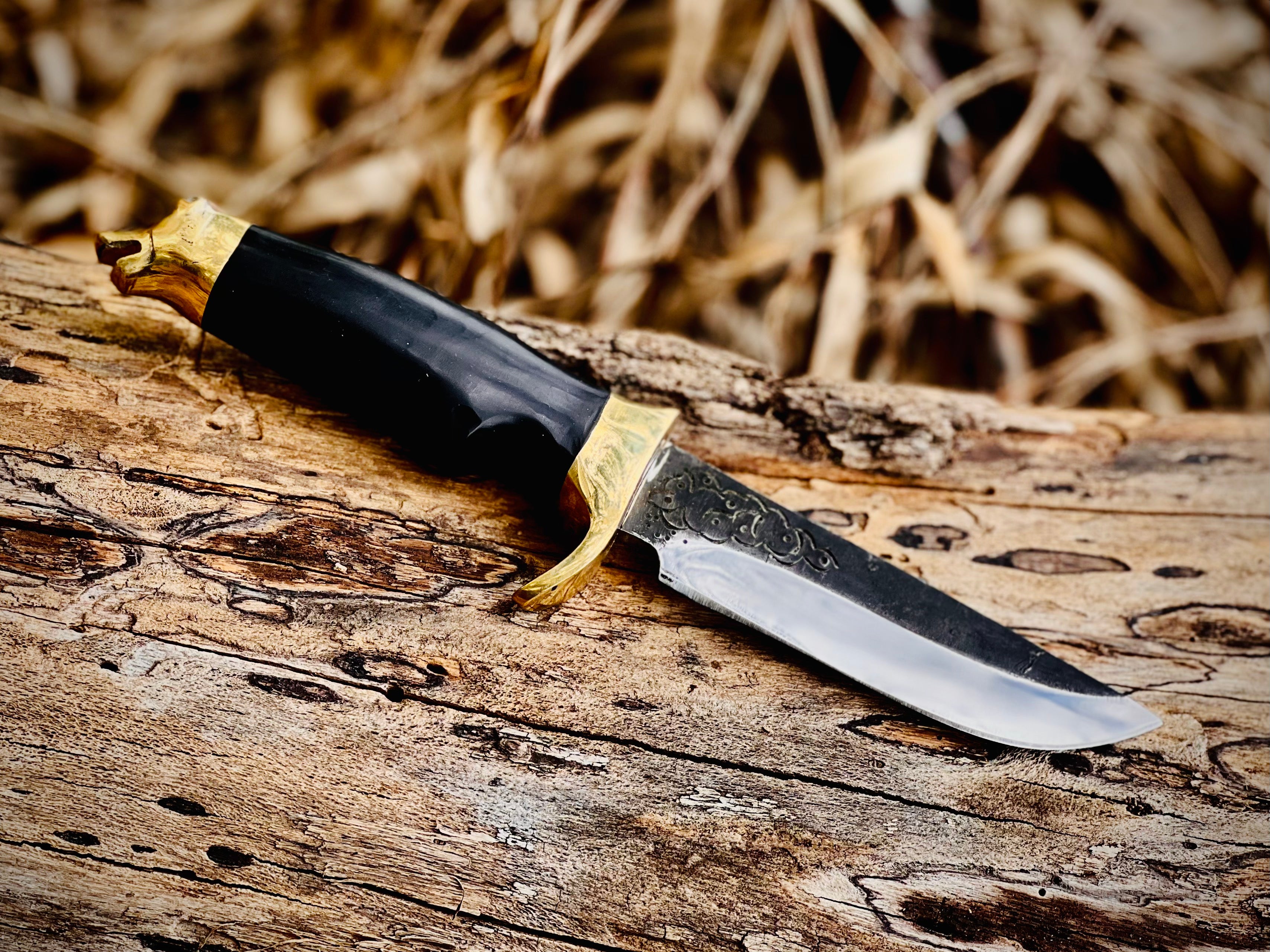 Blackhorn hunting knife with buffalo horn handle and brass guard