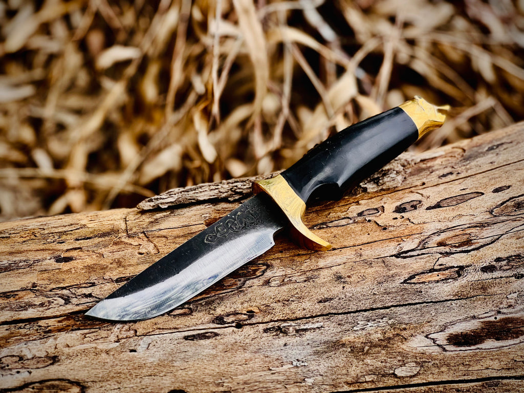 Blackhorn hunting knife with buffalo horn handle and brass guard