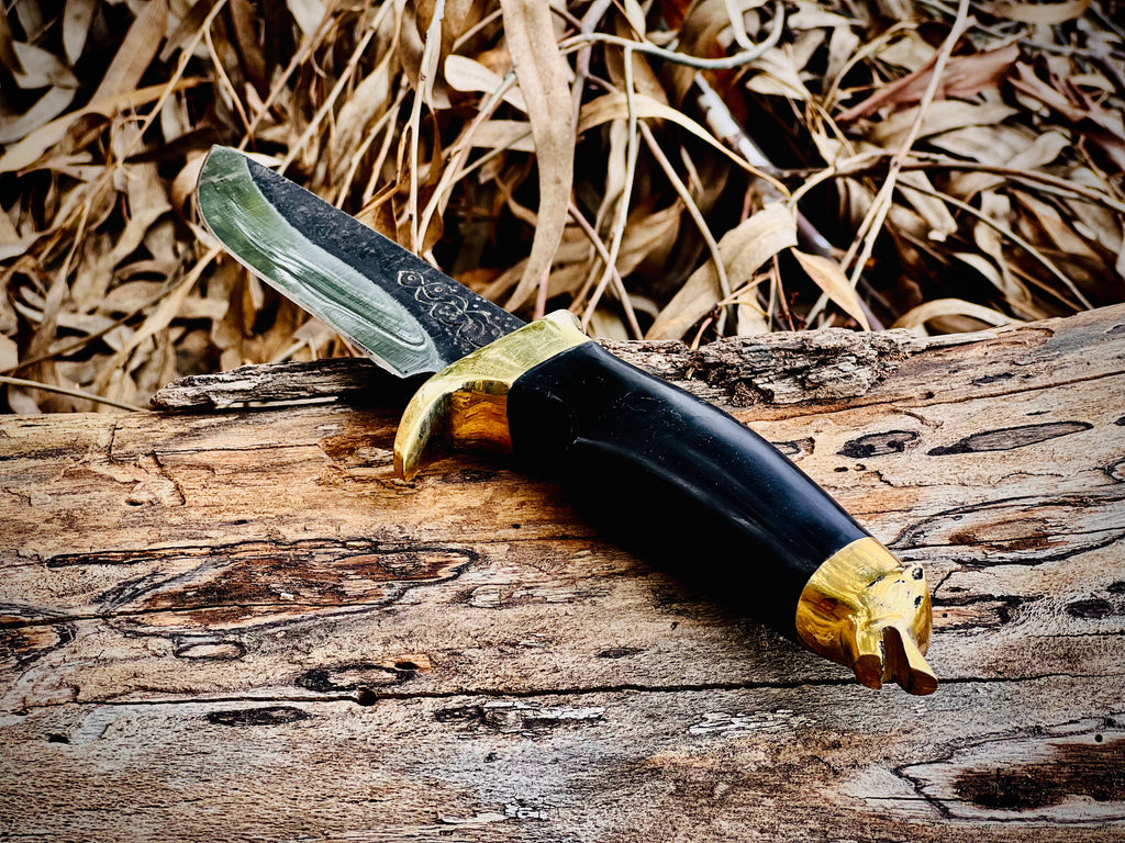 Blackhorn hunting knife with buffalo horn handle and brass guard